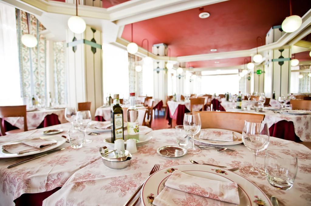 Hotel Sporting Чезенатико Экстерьер фото